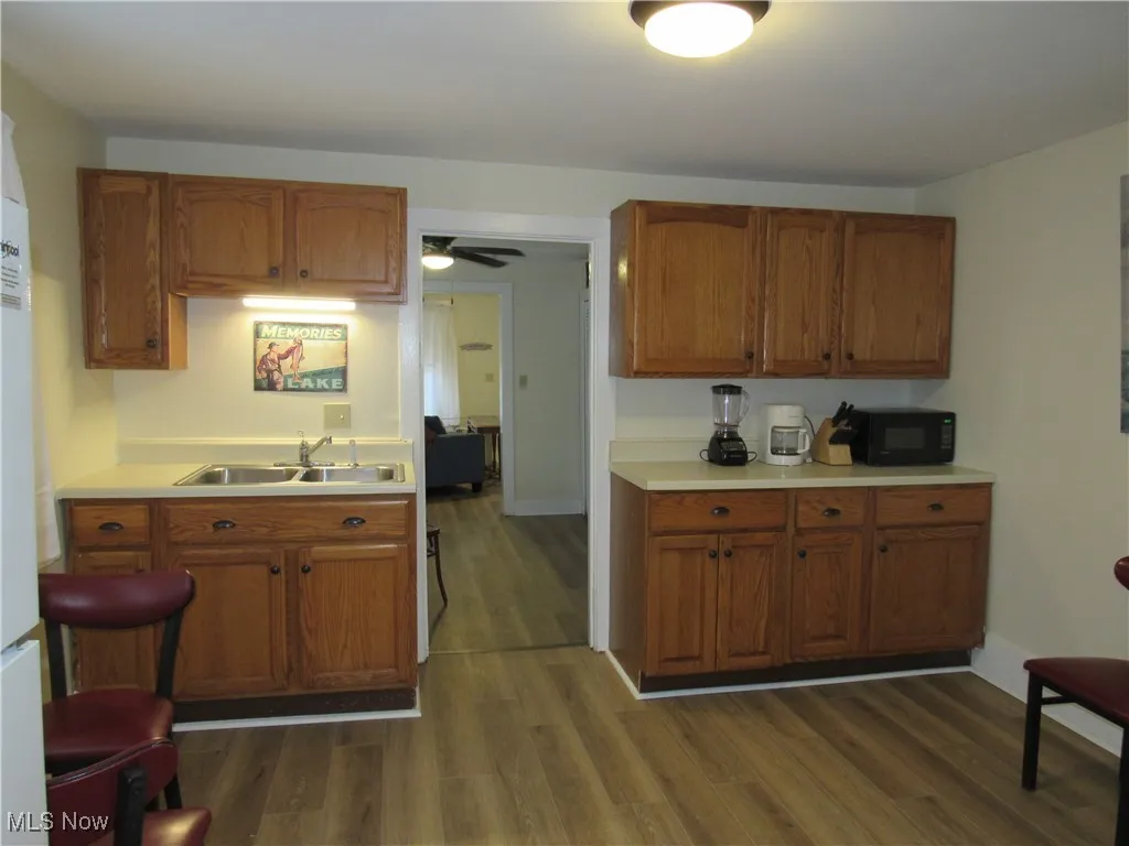 Kitchen cabinets with plenty of counterspace for you!