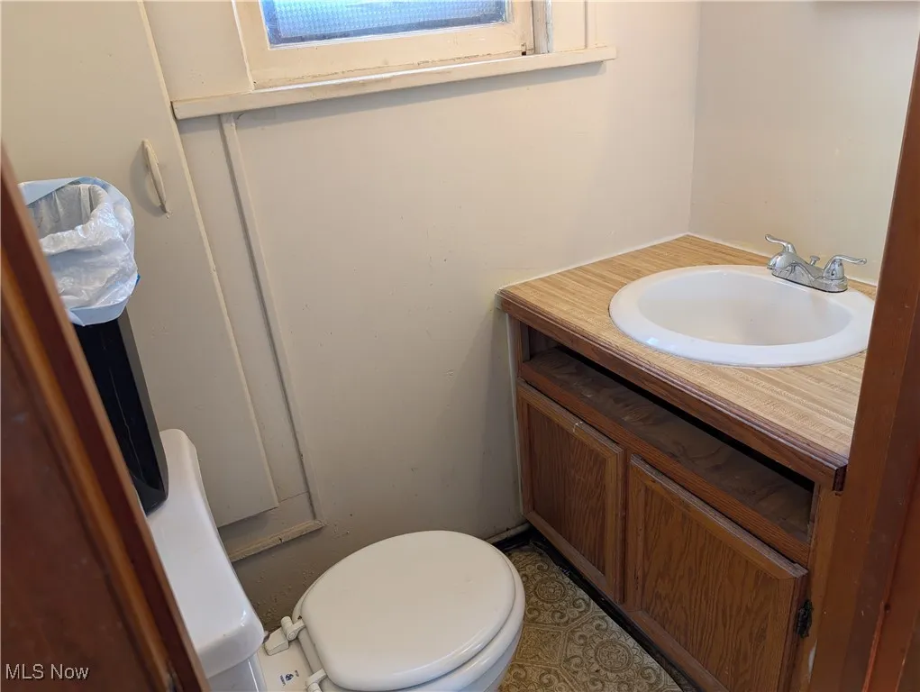 1105 Collinwood Ave Akron, OH 44310 is a 3 bed 1 & 1/2 bath Tenant occupied home in North Hill.