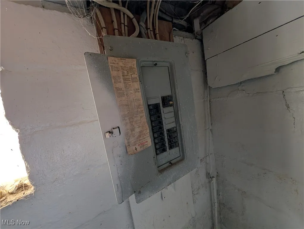 1105 Collinwood Ave Akron, OH 44310 is a 3 bed 1 & 1/2 bath Tenant occupied home in North Hill.