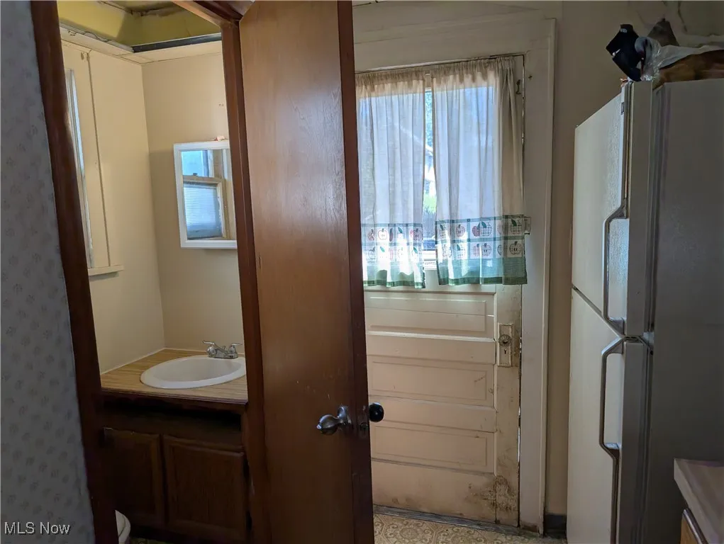 1105 Collinwood Ave Akron, OH 44310 is a 3 bed 1 & 1/2 bath Tenant occupied home in North Hill.