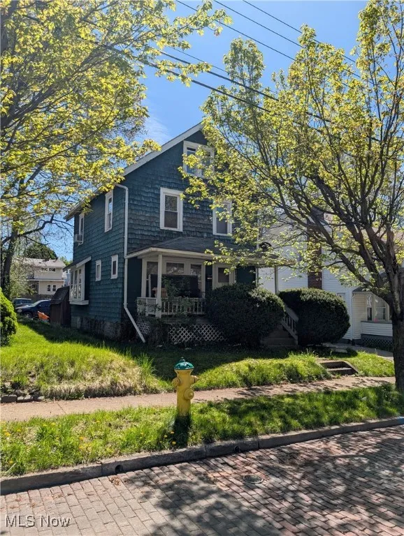 1105 Collinwood Ave Akron, OH 44310 is a 3 bed 1 & 1/2 bath Tenant occupied home in North Hill.