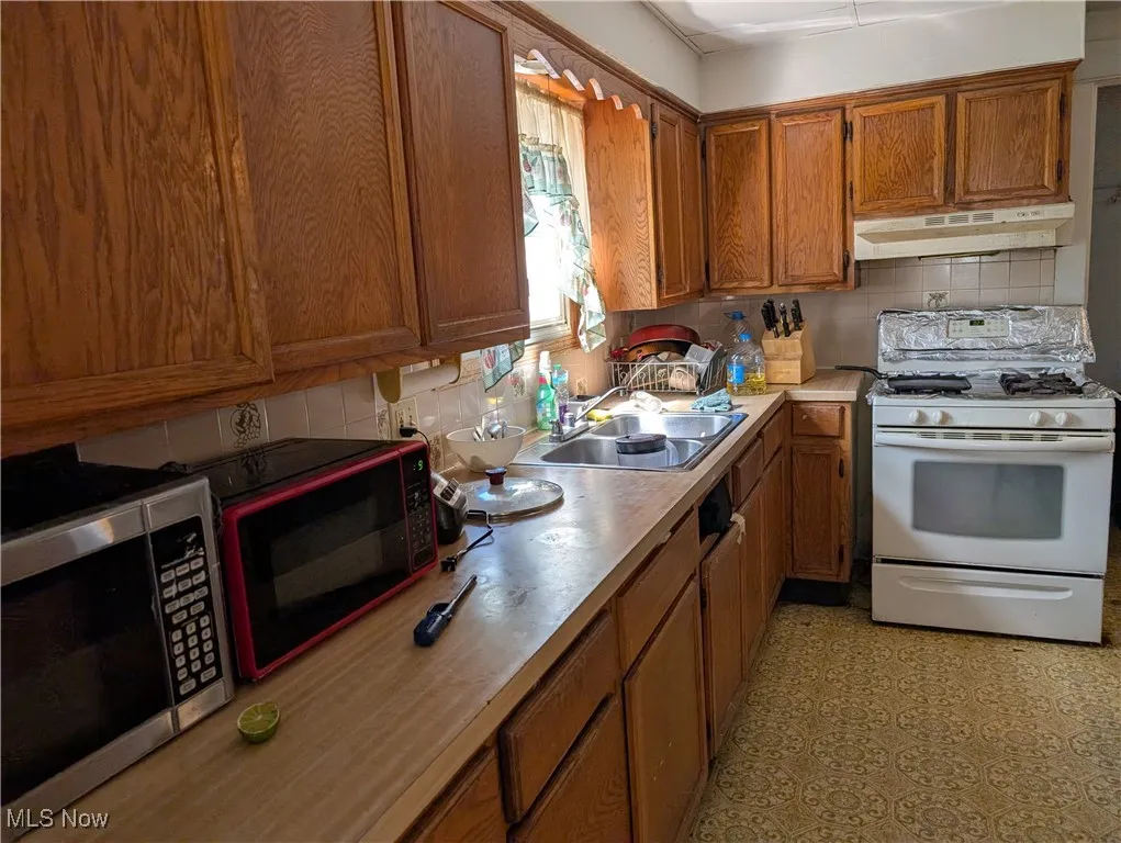 1105 Collinwood Ave Akron, OH 44310 is a 3 bed 1 & 1/2 bath Tenant occupied home in North Hill.