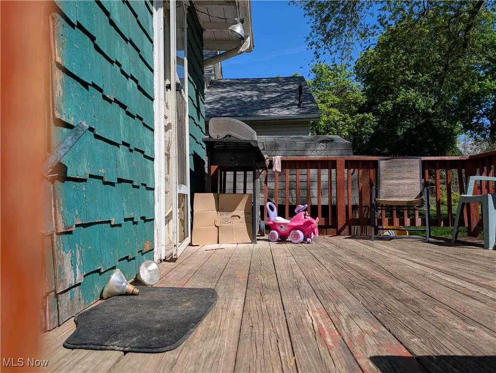 1105 Collinwood Ave Akron, OH 44310 is a 3 bed 1 & 1/2 bath Tenant occupied home in North Hill.