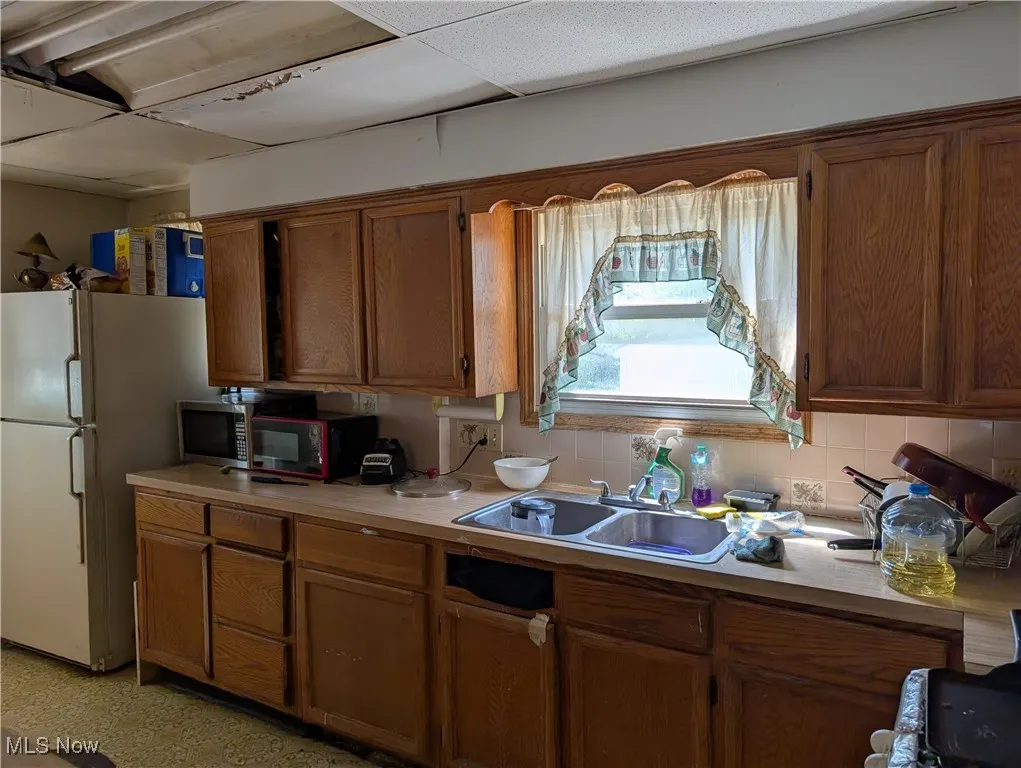 1105 Collinwood Ave Akron, OH 44310 is a 3 bed 1 & 1/2 bath Tenant occupied home in North Hill.