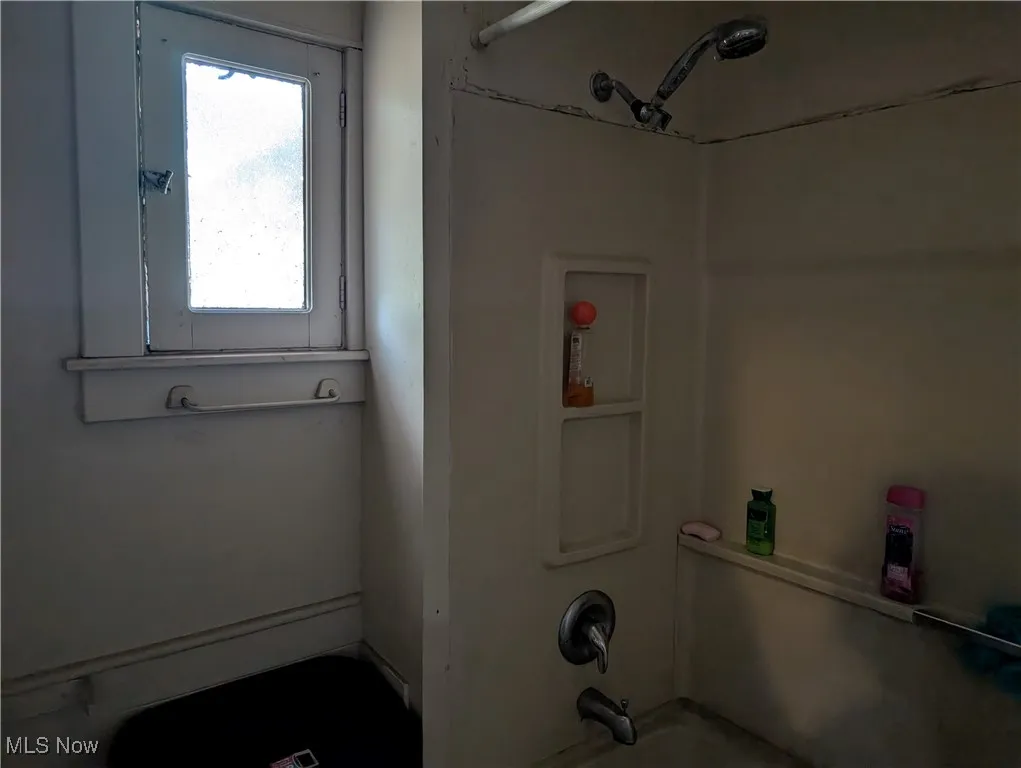 1105 Collinwood Ave Akron, OH 44310 is a 3 bed 1 & 1/2 bath Tenant occupied home in North Hill.