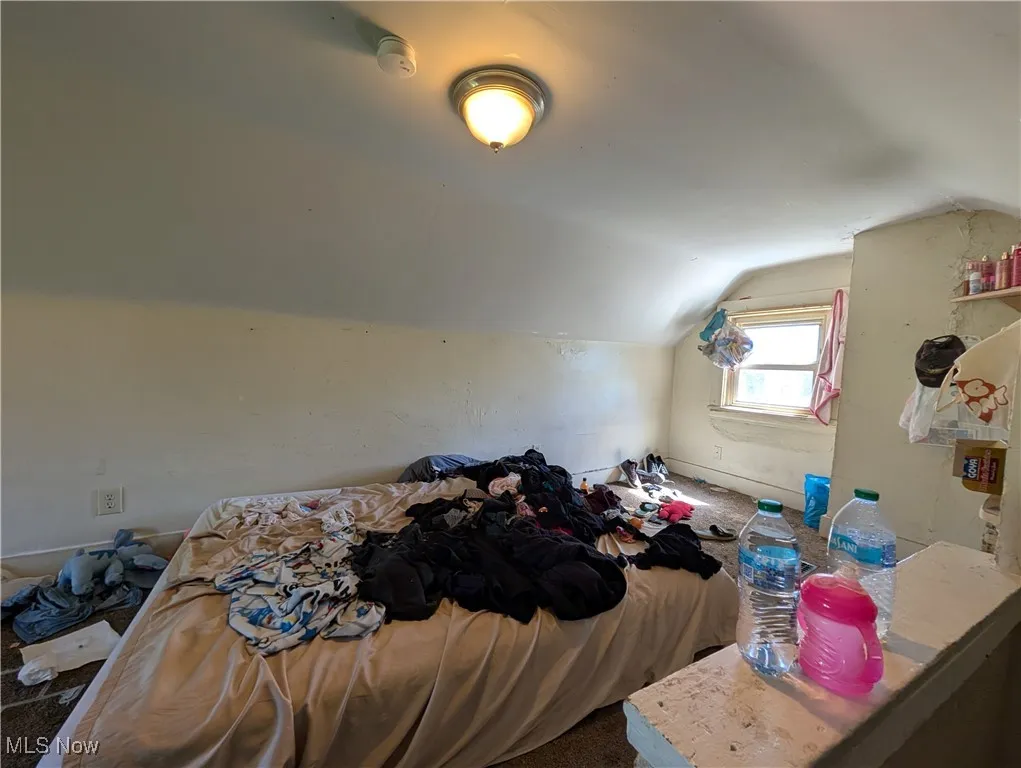 1105 Collinwood Ave Akron, OH 44310 is a 3 bed 1 & 1/2 bath Tenant occupied home in North Hill.