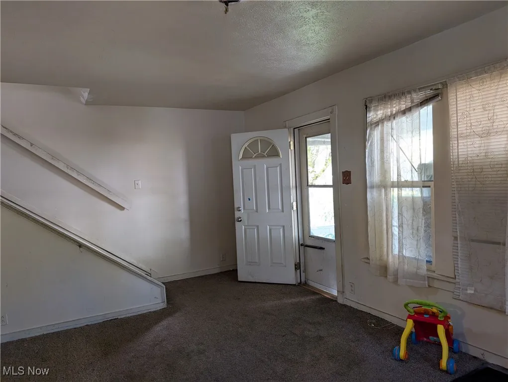 1105 Collinwood Ave Akron, OH 44310 is a 3 bed 1 & 1/2 bath Tenant occupied home in North Hill.