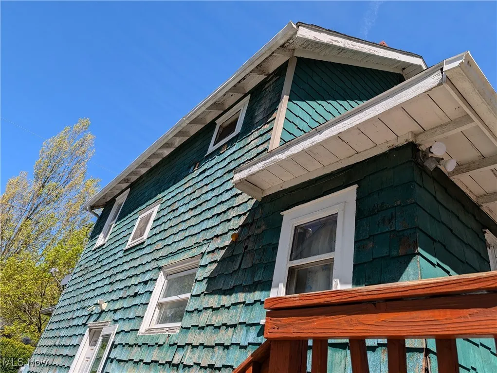 1105 Collinwood Ave Akron, OH 44310 is a 3 bed 1 & 1/2 bath Tenant occupied home in North Hill.