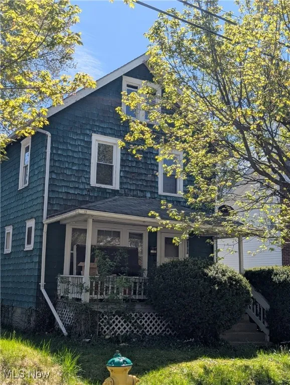 1105 Collinwood Ave Akron, OH 44310 is a 3 bed 1 & 1/2 bath Tenant occupied home in North Hill.