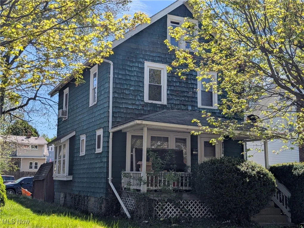 1105 Collinwood Ave Akron, OH 44310 is a 3 bed 1 & 1/2 bath Tenant occupied home in North Hill.