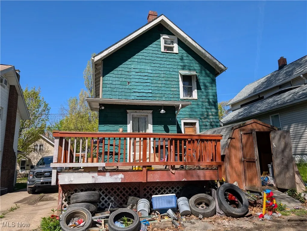 1105 Collinwood Ave Akron, OH 44310 is a 3 bed 1 & 1/2 bath Tenant occupied home in North Hill.
