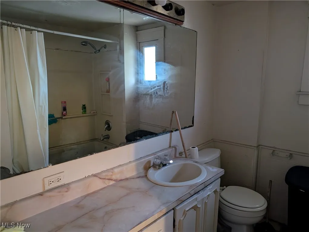 1105 Collinwood Ave Akron, OH 44310 is a 3 bed 1 & 1/2 bath Tenant occupied home in North Hill.