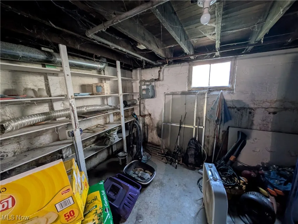 159 E Harris Ave Ravenna, OH 44266 is a 3 bed 1 full bath home with Detached garage.