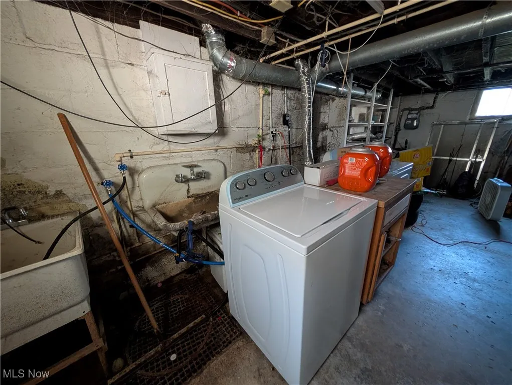 159 E Harris Ave Ravenna, OH 44266 is a 3 bed 1 full bath home with Detached garage.