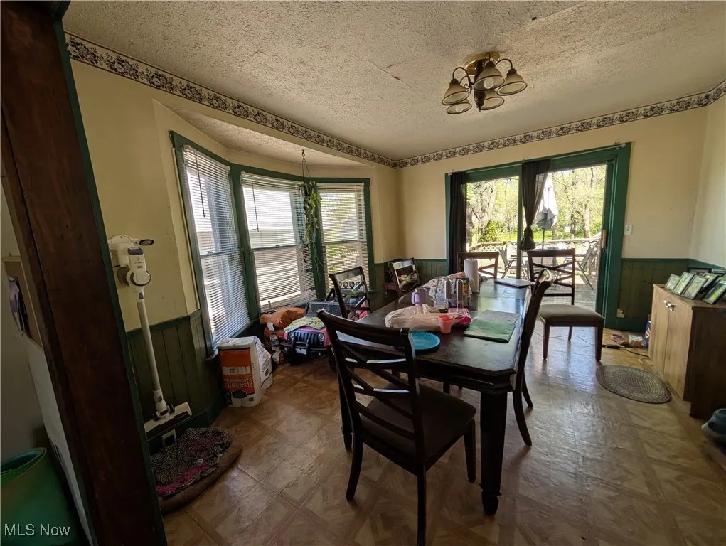 159 E Harris Ave Ravenna, OH 44266 is a 3 bed 1 full bath home with Detached garage.