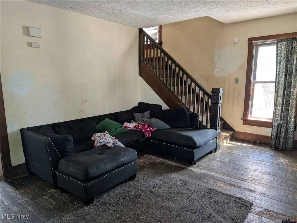159 E Harris Ave Ravenna, OH 44266 is a 3 bed 1 full bath home with Detached garage.