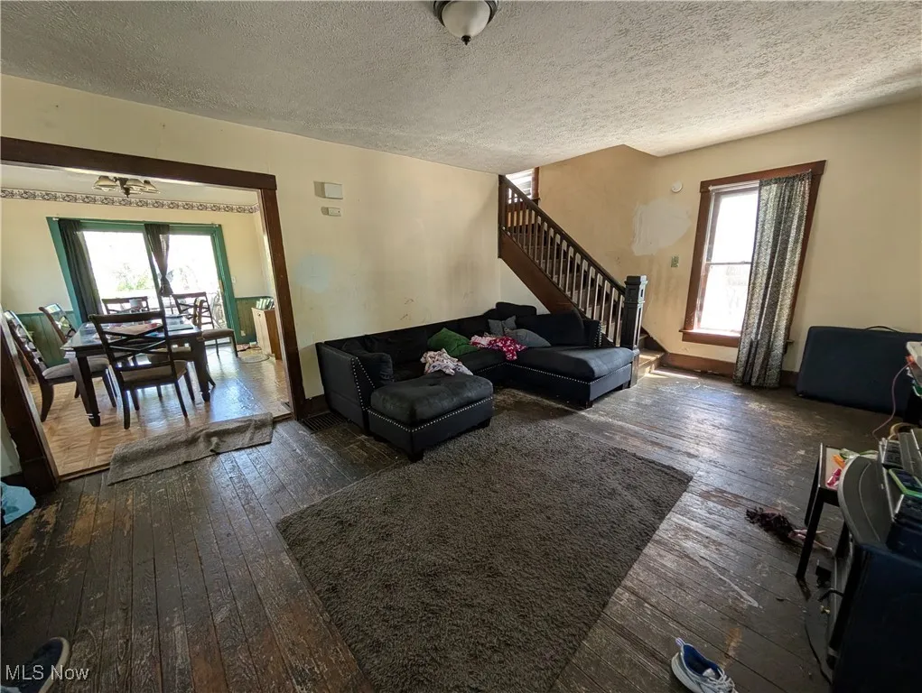 159 E Harris Ave Ravenna, OH 44266 is a 3 bed 1 full bath home with Detached garage.