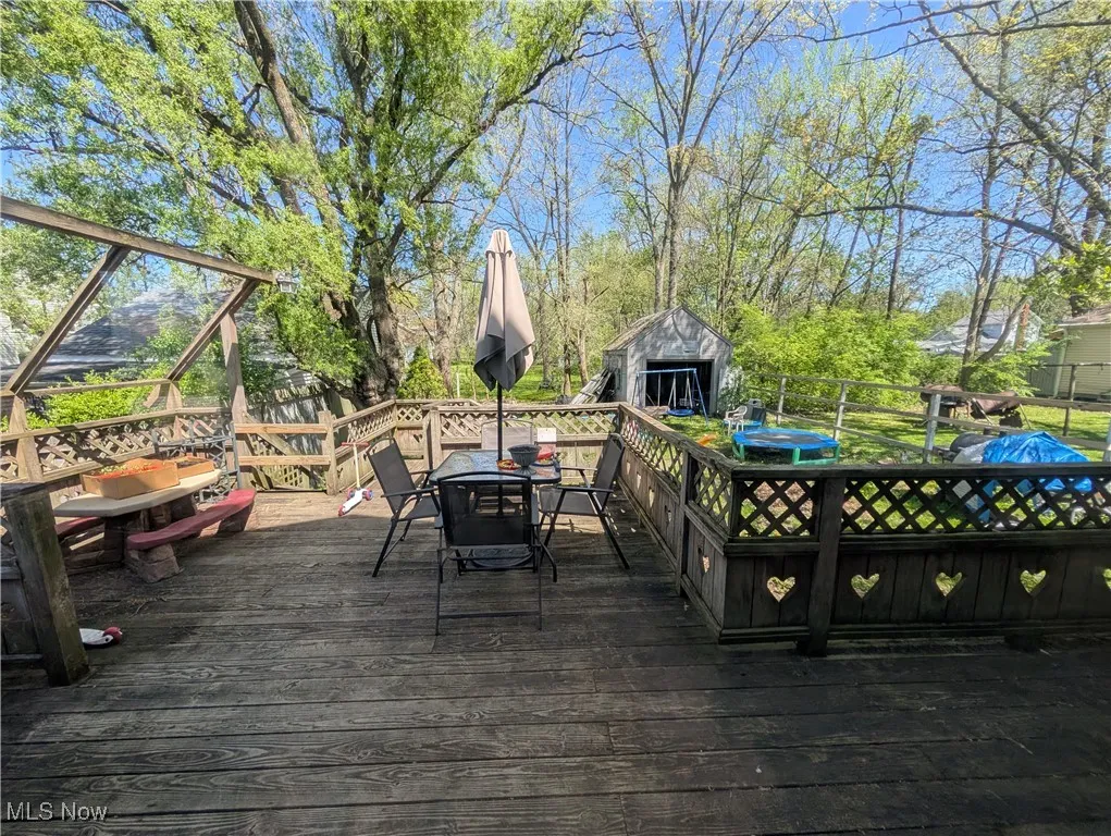 159 E Harris Ave Ravenna, OH 44266 is a 3 bed 1 full bath home with Detached garage.