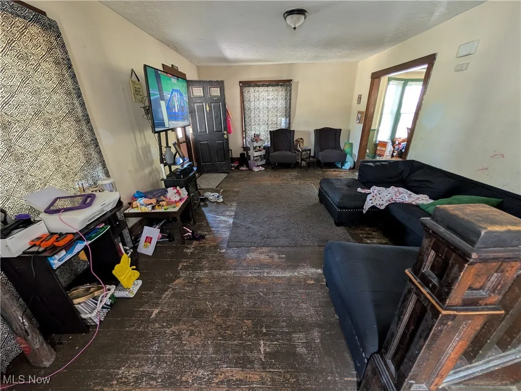 159 E Harris Ave Ravenna, OH 44266 is a 3 bed 1 full bath home with Detached garage.
