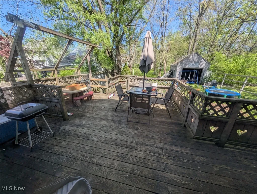 159 E Harris Ave Ravenna, OH 44266 is a 3 bed 1 full bath home with Detached garage.