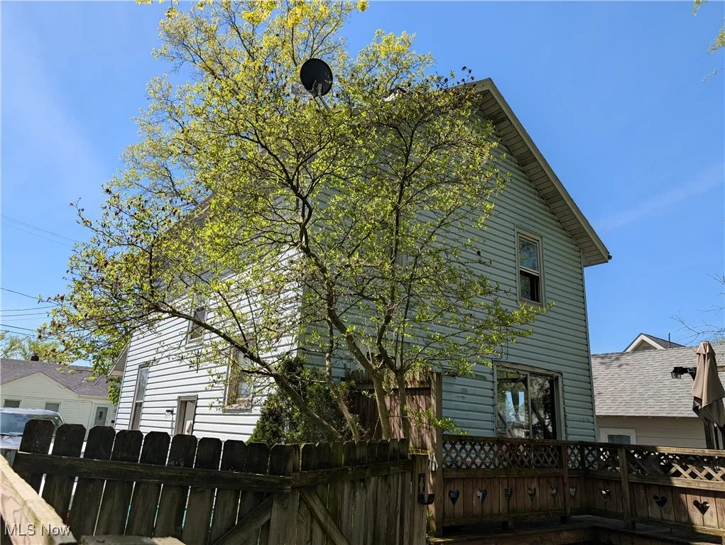159 E Harris Ave Ravenna, OH 44266 is a 3 bed 1 full bath home with Detached garage.