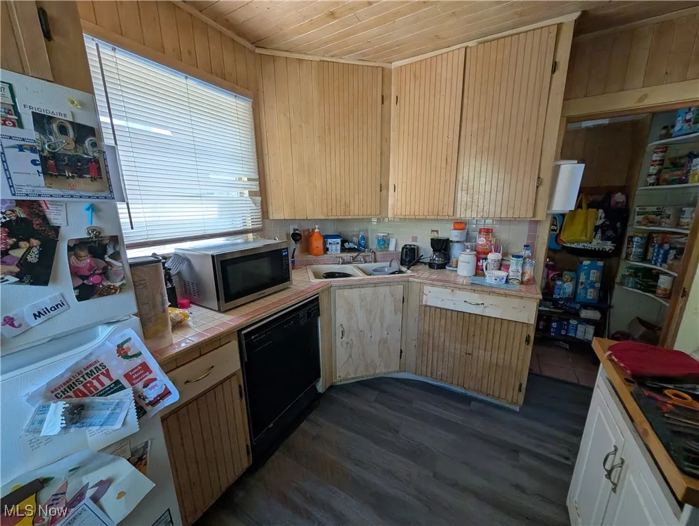 159 E Harris Ave Ravenna, OH 44266 is a 3 bed 1 full bath home with Detached garage.