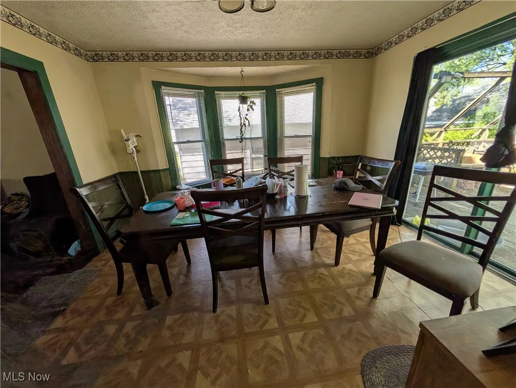 159 E Harris Ave Ravenna, OH 44266 is a 3 bed 1 full bath home with Detached garage.