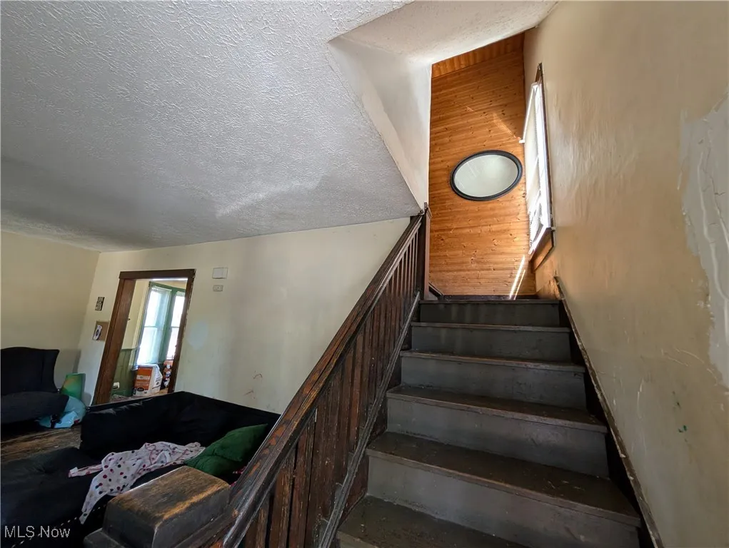 159 E Harris Ave Ravenna, OH 44266 is a 3 bed 1 full bath home with Detached garage.