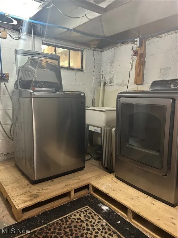 Washer and dryer stay