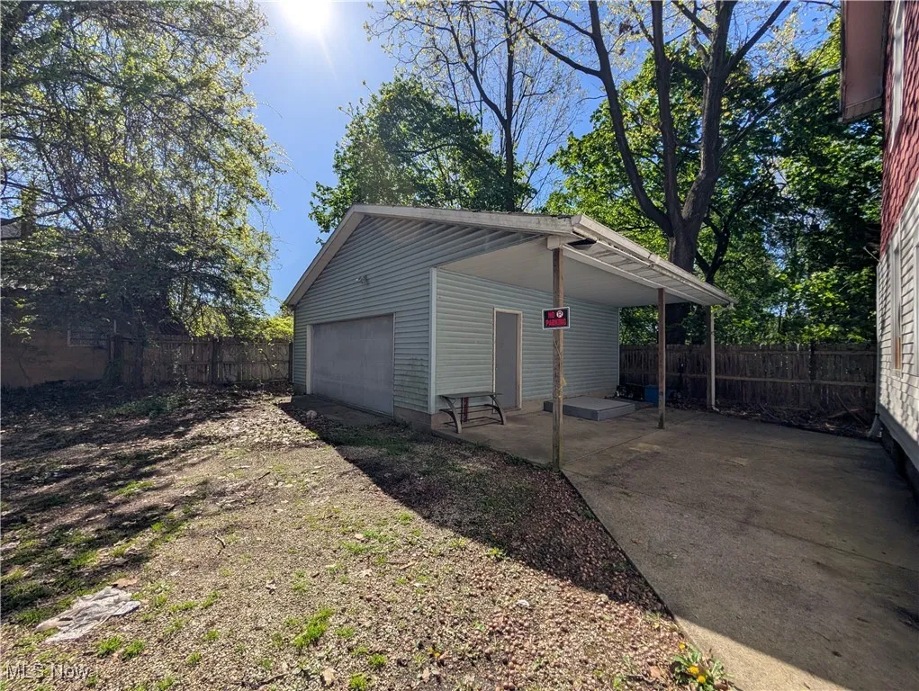 759 & 761 N Howard St Akron, OH 44310 is a Duplex. Both units are 2 bedroom 1 bath and both are occupied.