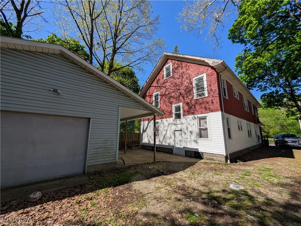 759 & 761 N Howard St Akron, OH 44310 is a Duplex. Both units are 2 bedroom 1 bath and both are occupied.