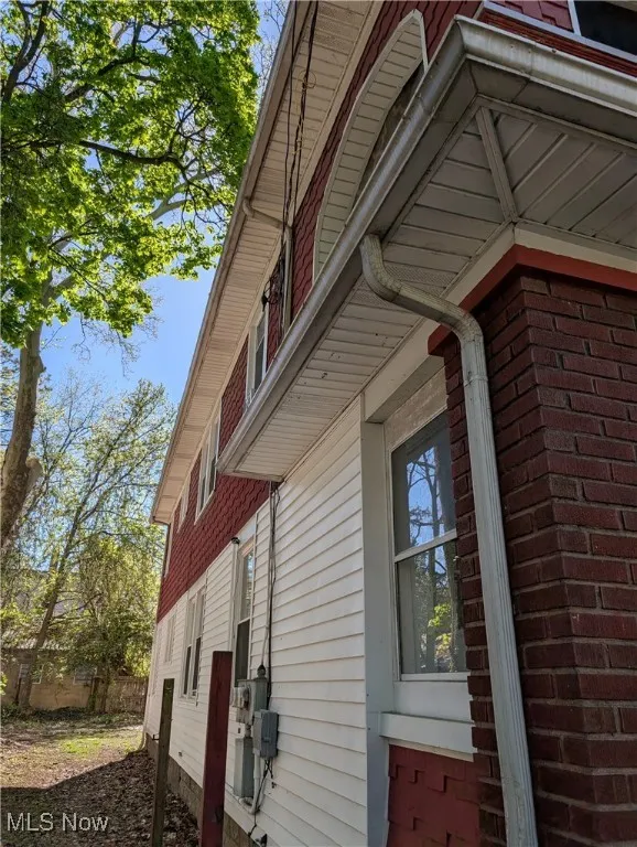 759 & 761 N Howard St Akron, OH 44310 is a Duplex. Both units are 2 bedroom 1 bath and both are occupied.