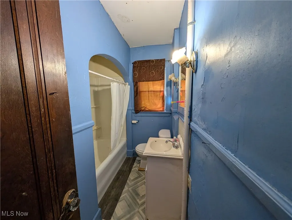 759 & 761 N Howard St Akron, OH 44310 is a Duplex. Both units are 2 bedroom 1 bath and both are occupied.