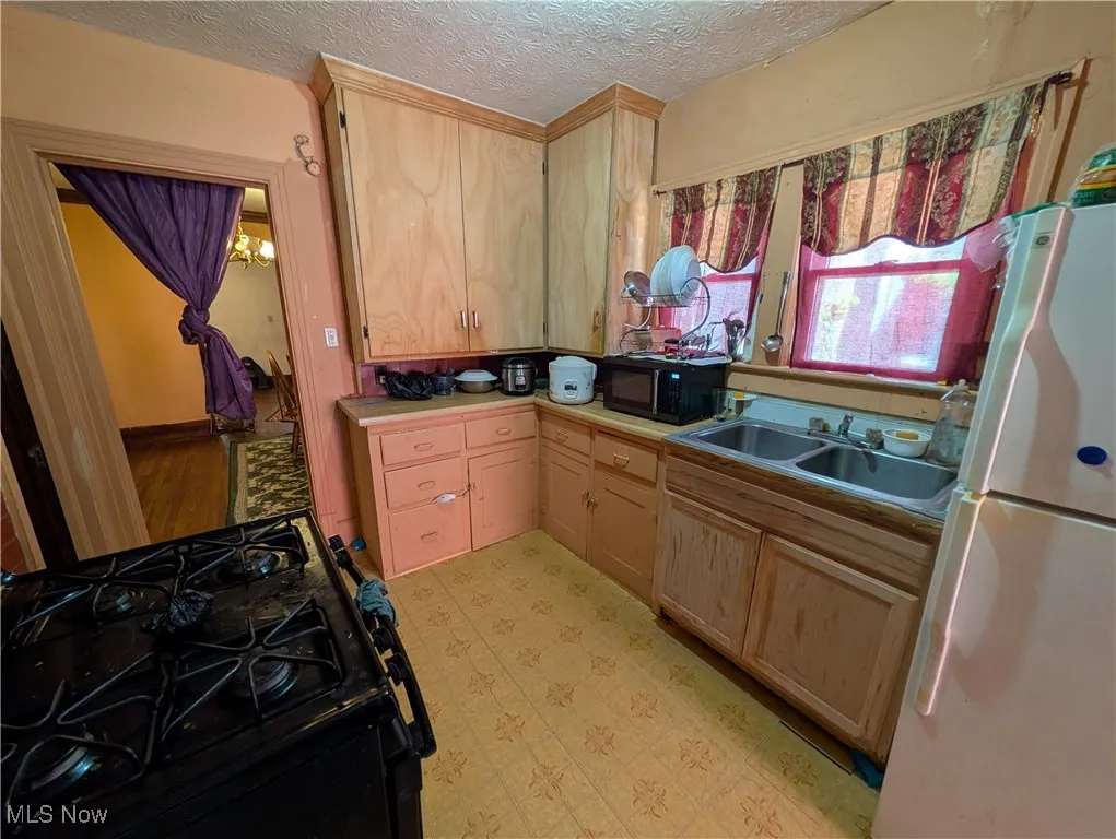 759 & 761 N Howard St Akron, OH 44310 is a Duplex. Both units are 2 bedroom 1 bath and both are occupied.