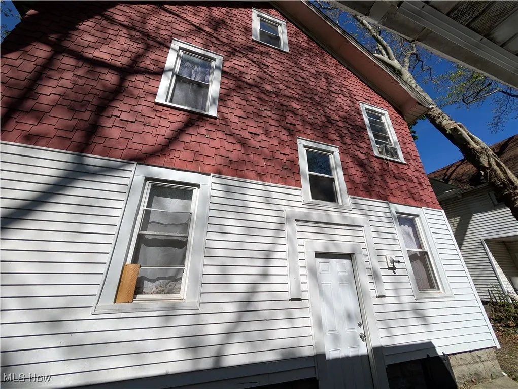 759 & 761 N Howard St Akron, OH 44310 is a Duplex. Both units are 2 bedroom 1 bath and both are occupied.