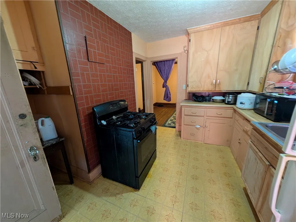 759 & 761 N Howard St Akron, OH 44310 is a Duplex. Both units are 2 bedroom 1 bath and both are occupied.