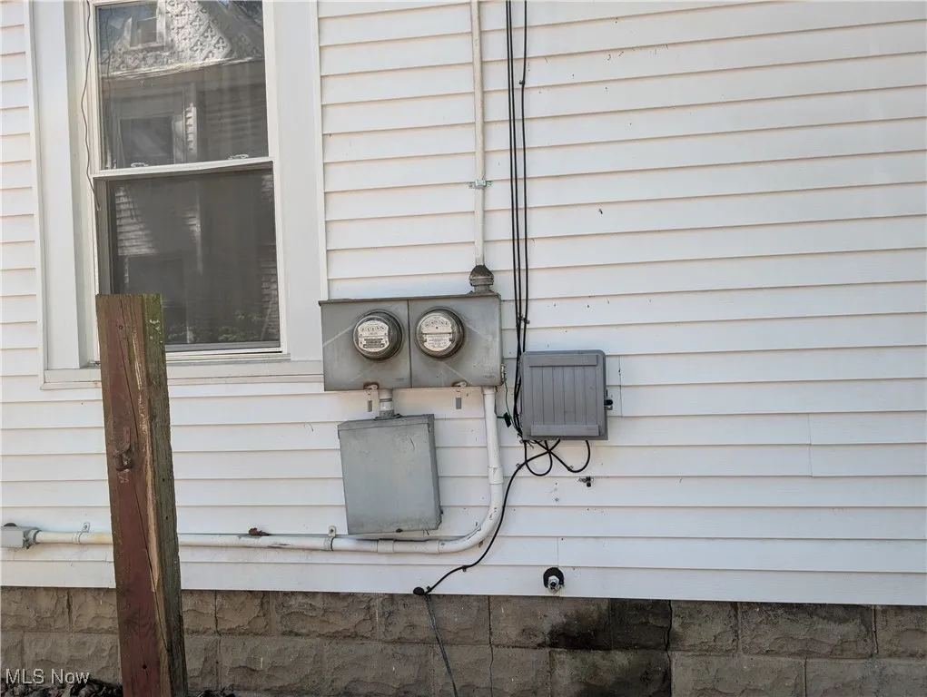 759 & 761 N Howard St Akron, OH 44310 is a Duplex. Both units are 2 bedroom 1 bath and both are occupied.