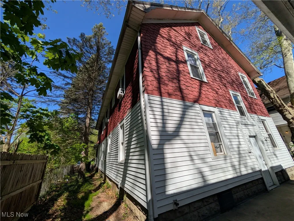 759 & 761 N Howard St Akron, OH 44310 is a Duplex. Both units are 2 bedroom 1 bath and both are occupied.