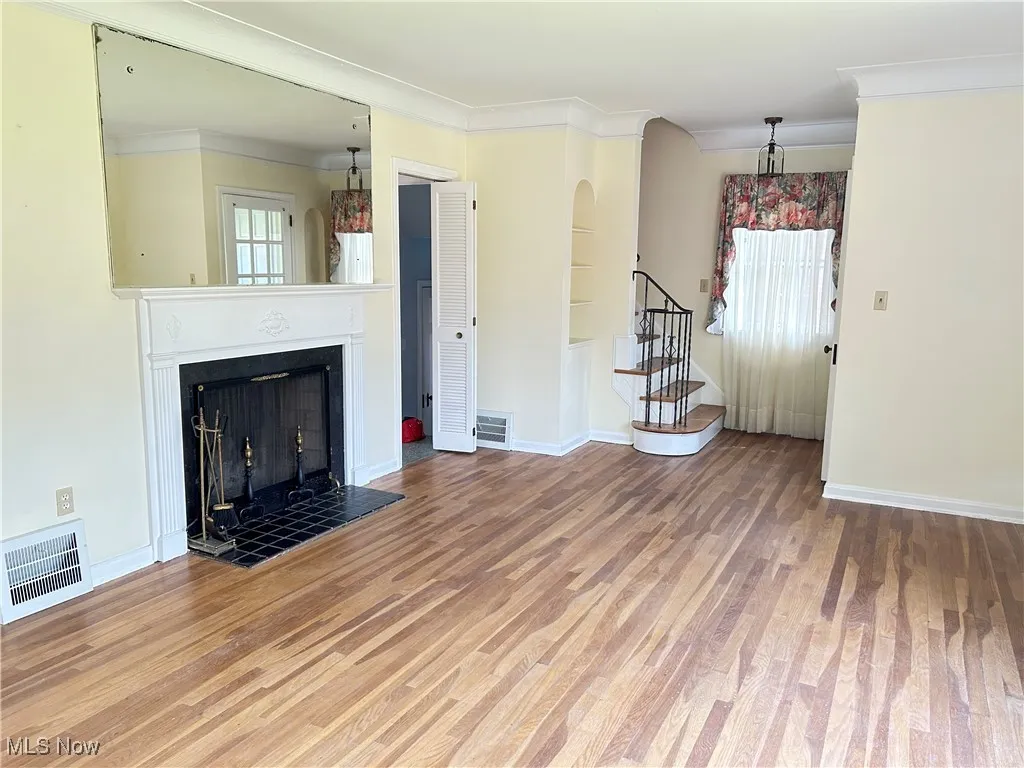 Spacious living room, hardwood floor, woodburning fireplace