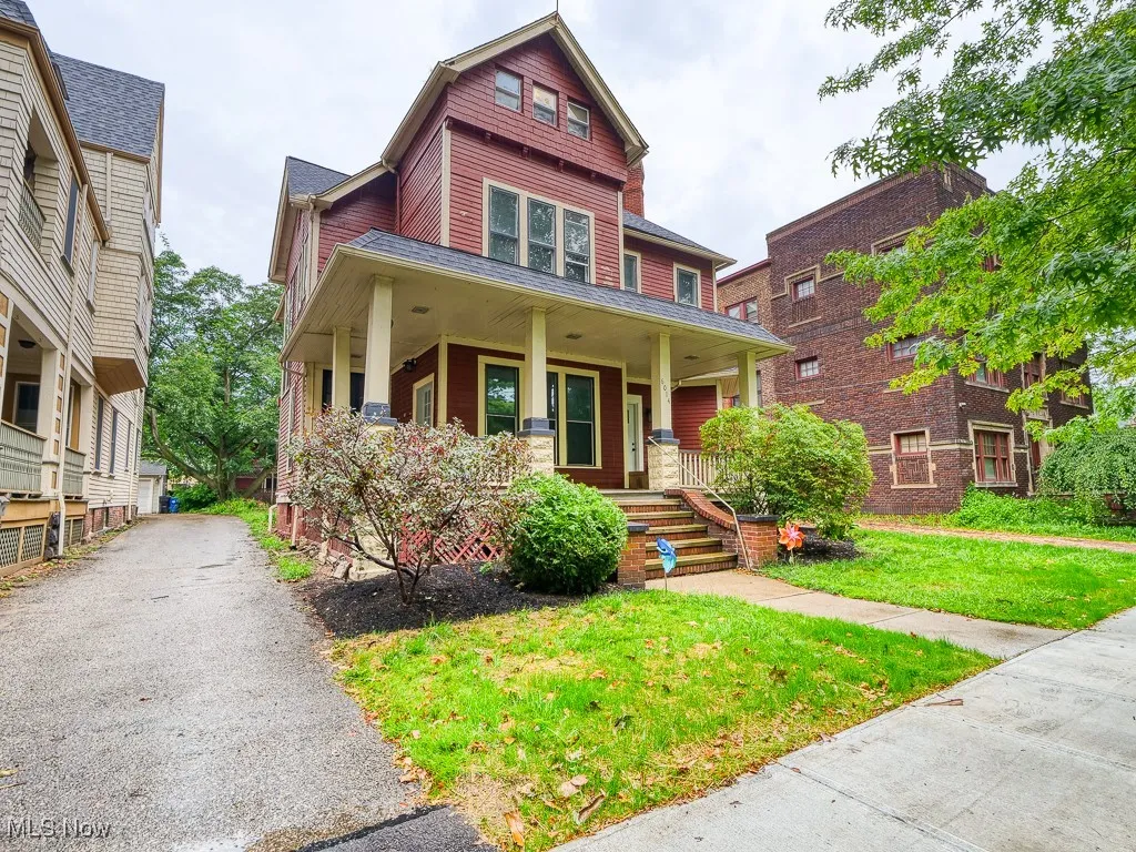 View of front of property featuring a porch and a front yard