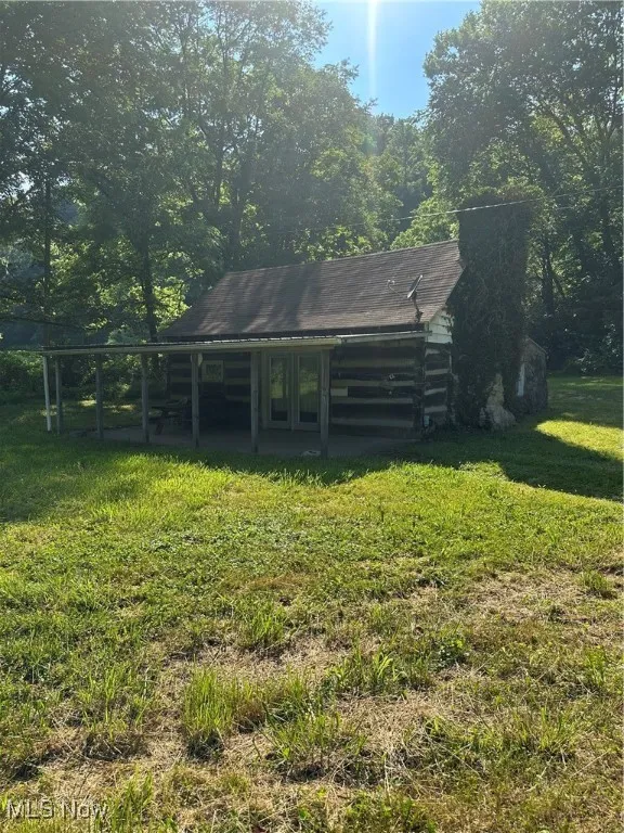 View of grassy yard