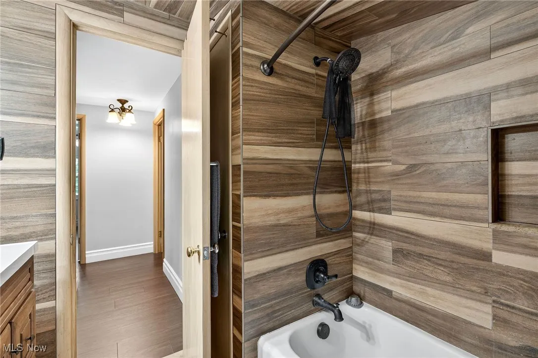 Main bath 2nd floor