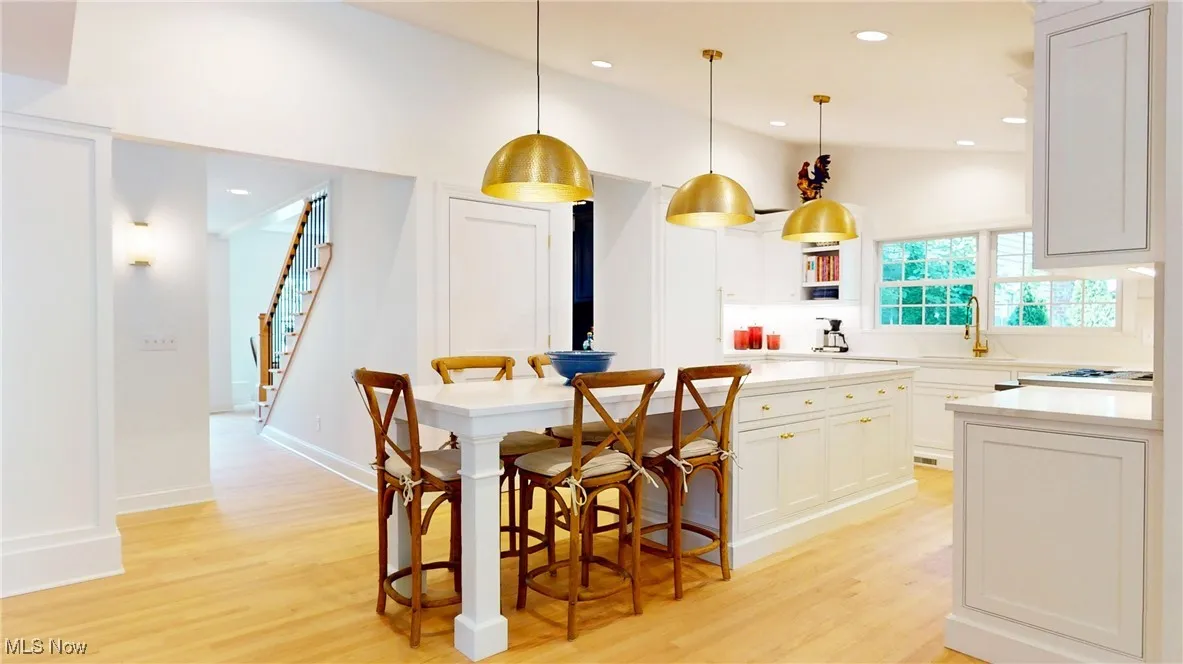 Eat in kitchen center island, decorative light fixtures, and large quartaz couter tops