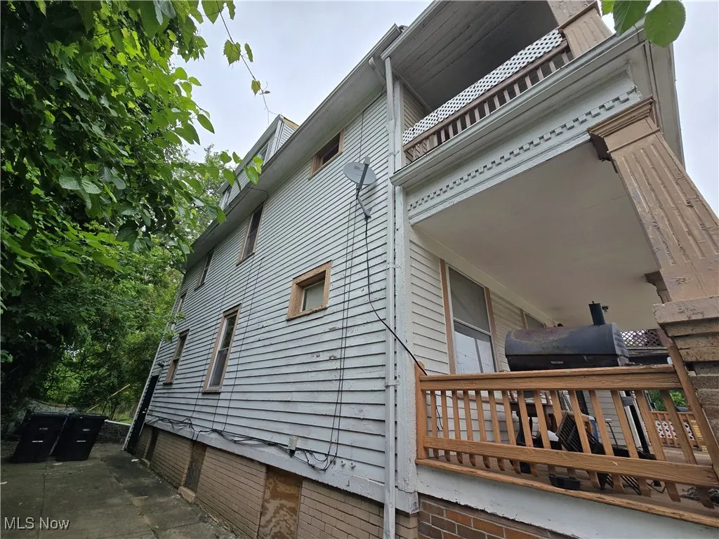 View of side of home