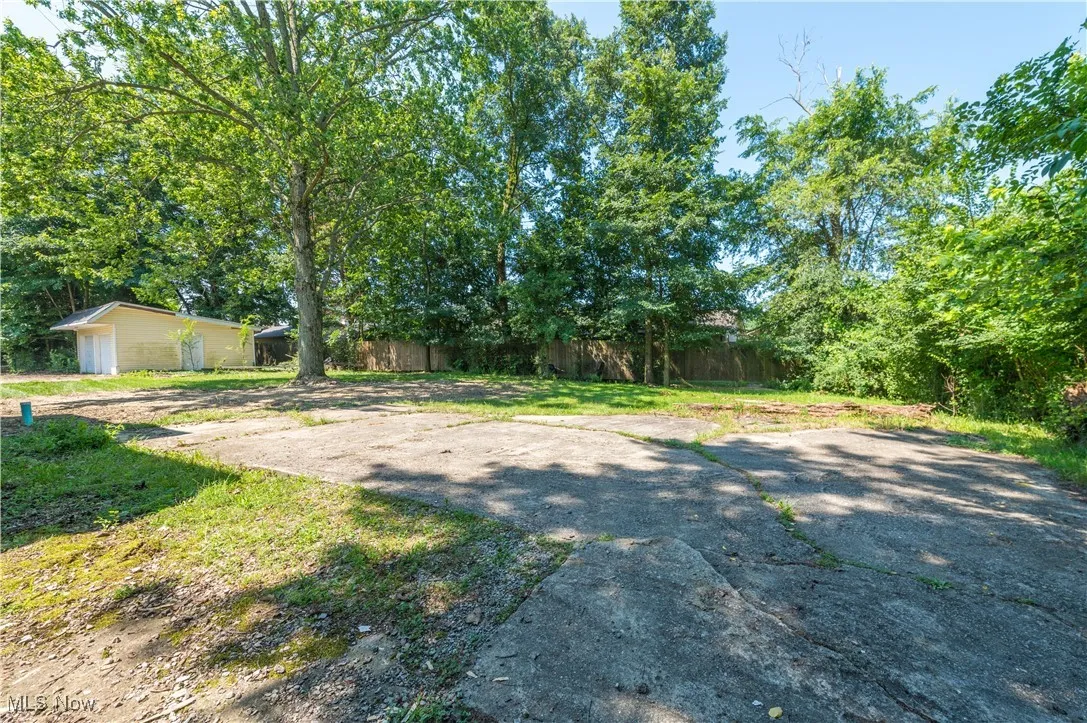 View of yard featuring an outbuilding