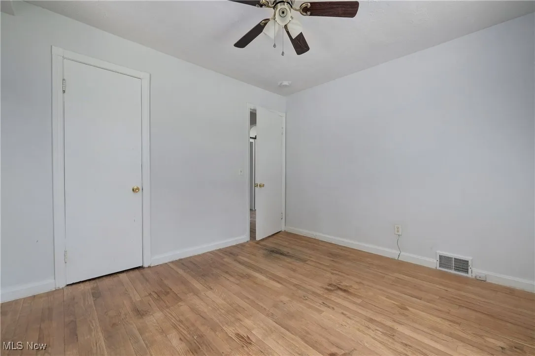 Unfurnished room featuring light wood-style flooring and ceiling fan