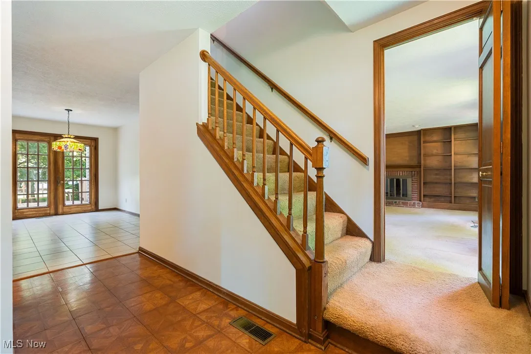 The entry way to the home.   A nice and welcoming foyer.  The staircase leads you to 4 large bedrooms.   To the right is a large family room.