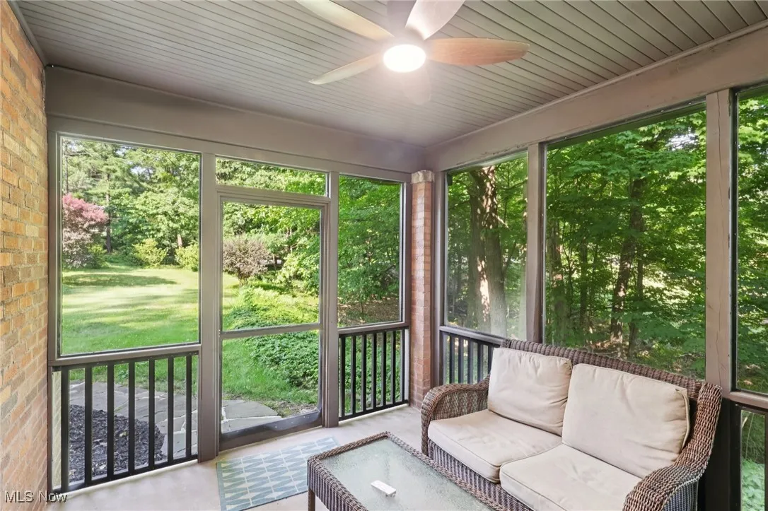 Sunroom / solarium with ceiling fan