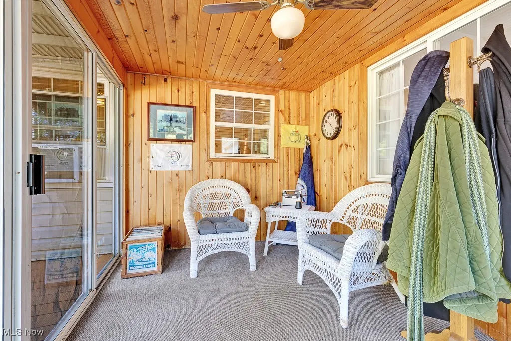 Sunroom / solarium featuring a ceiling fan