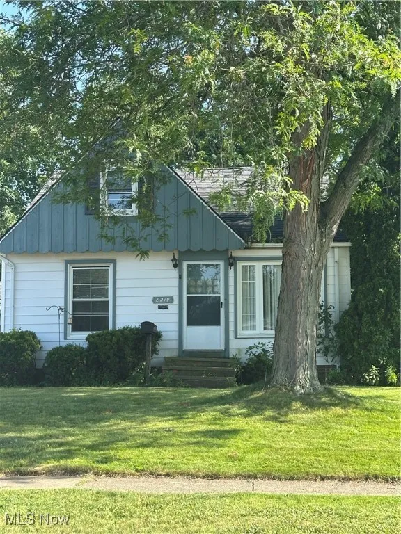 View of front of home with entry steps and front yard